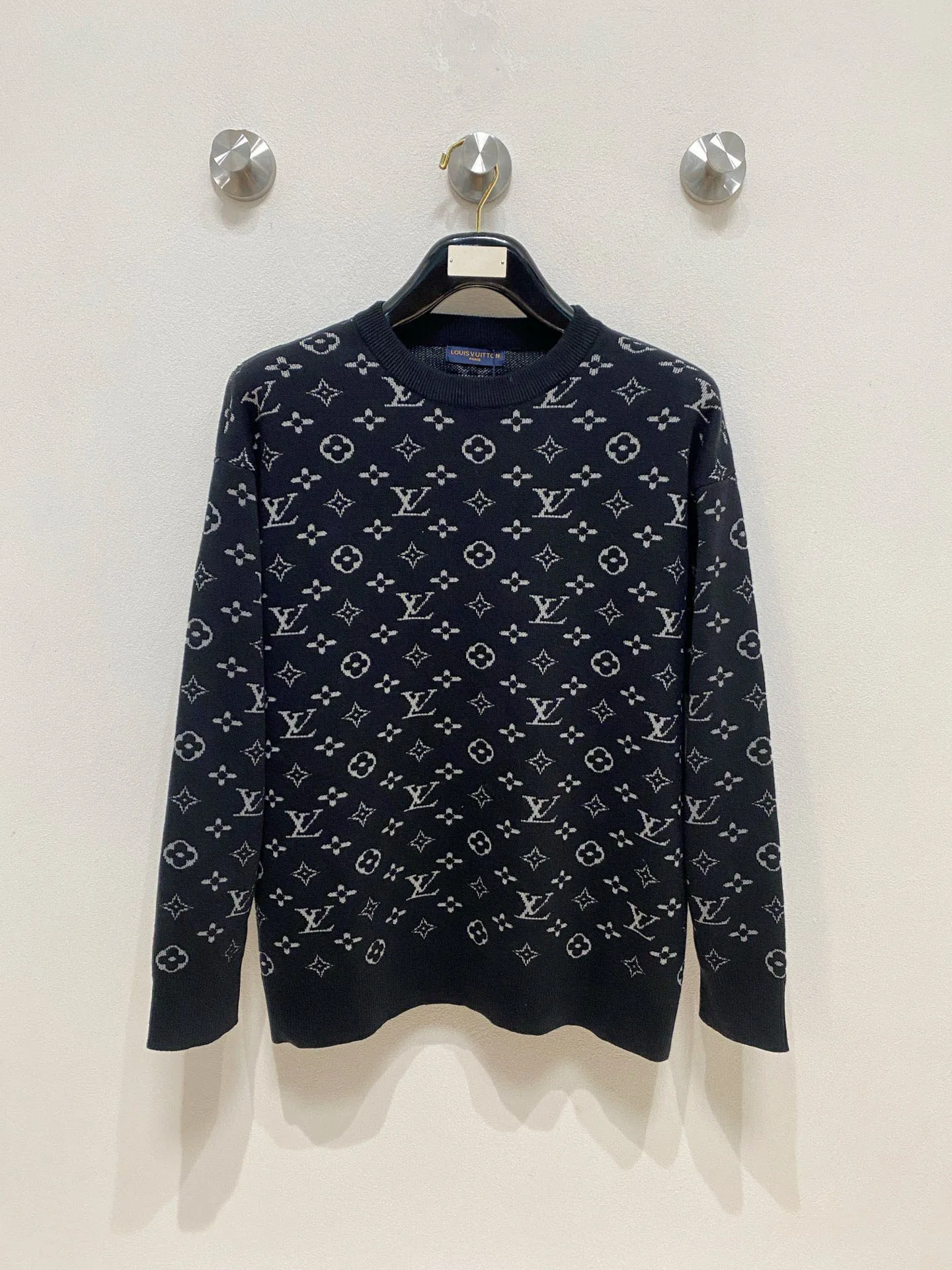 🅿️440 [LV Louis Vuitton] Autumn and winter classic lapel sweater, in full condition! ! ! Wool blended fabric, the latest model in 2025, golden ratio! ! Slim-fitting soft gold, versatile and practical item, the combination and practicality are extremely powerful, simple and elegant, and classy! To create your own style, it is highly recommended to buy it in two colors. The standard slim fit tailoring process is suitable for both young and old men. It is knitted from wool and will not cause any discomfort! While keeping warm, it is stylish, textured and wearable, and the classic logo with contrasting colors on the chest feels in place! ! Recommended for regular customers! ! Size M-3XL (maximum wear: 190 pounds)